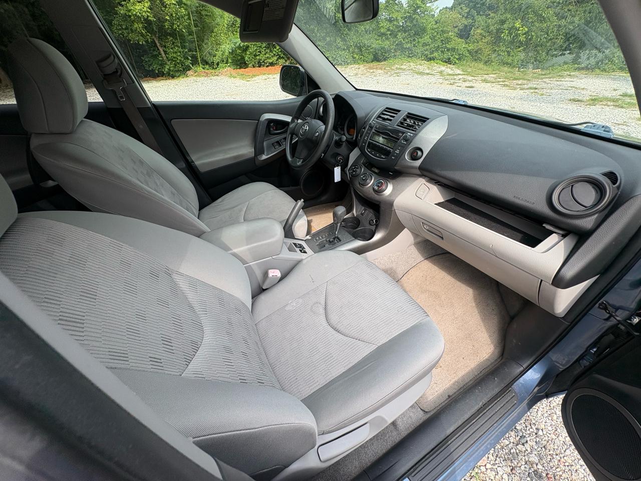 Toyota RAV4 Base V6 2WD 2009