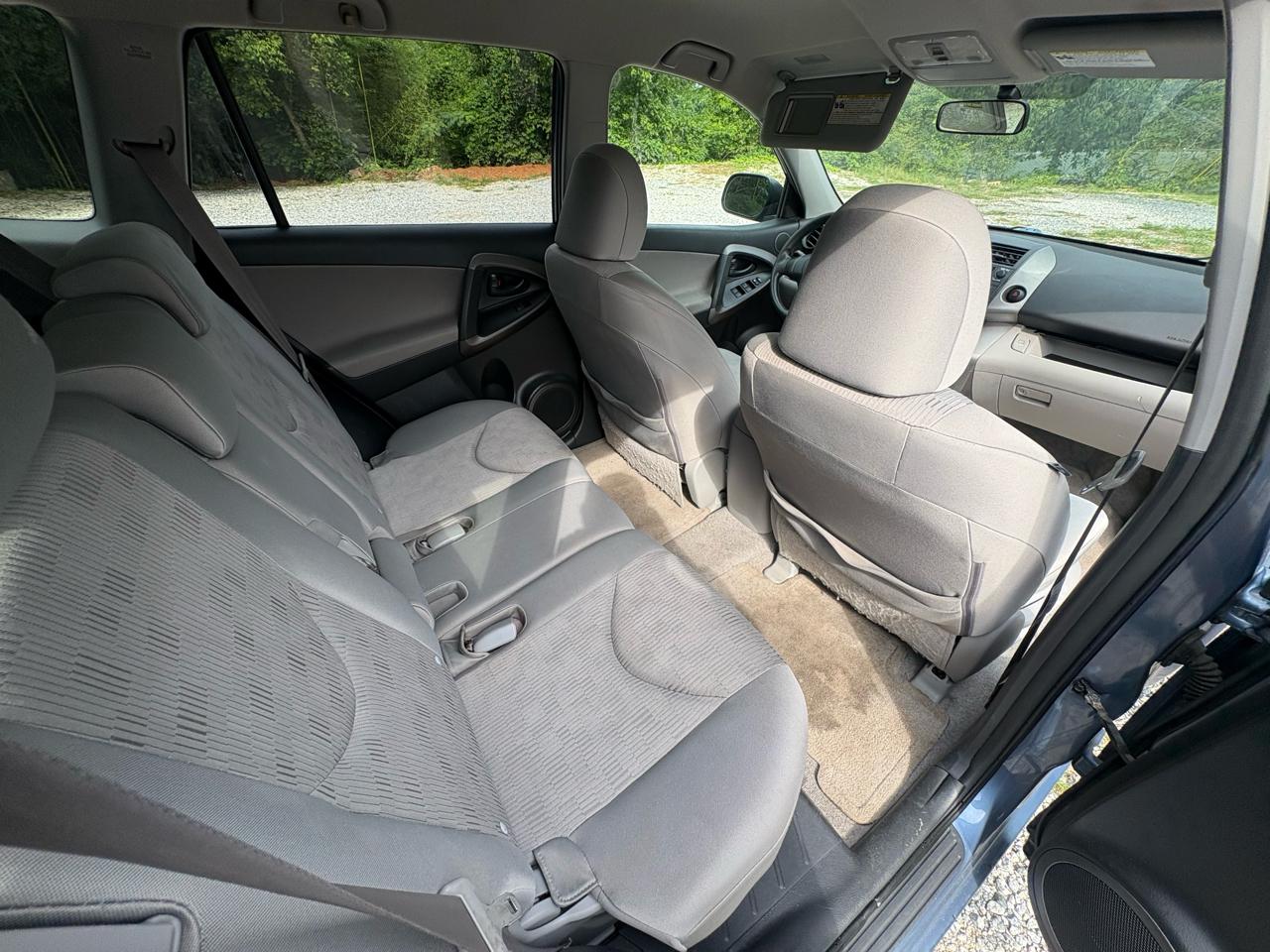 Toyota RAV4 Base V6 2WD 2009