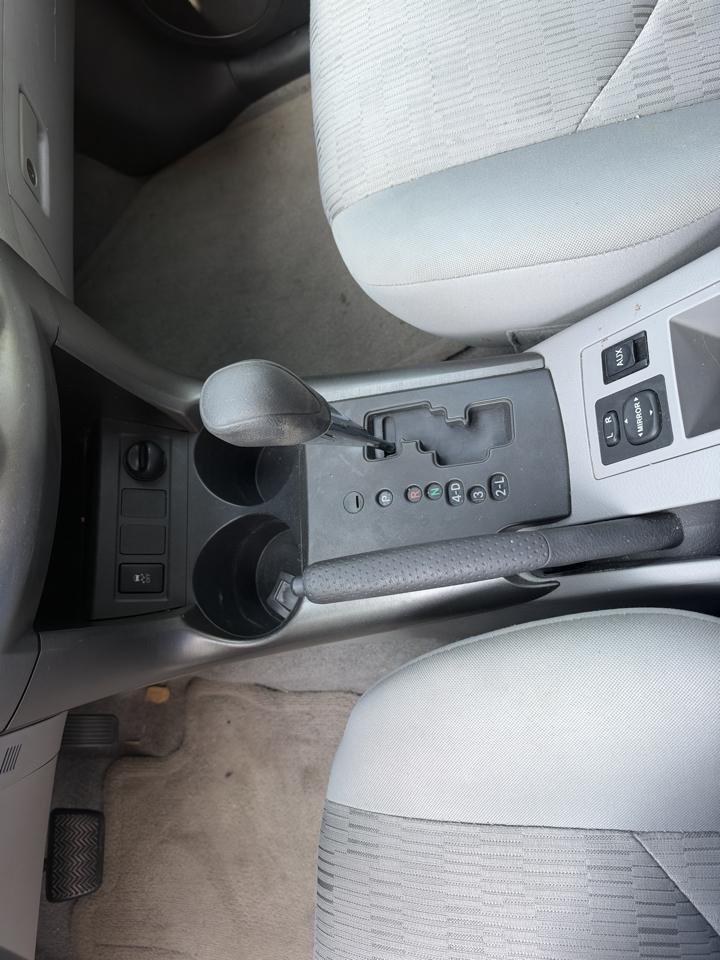 Toyota RAV4 Base V6 2WD 2009