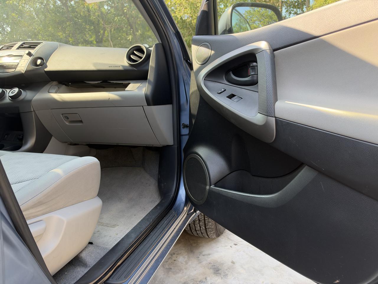 Toyota RAV4 Base V6 2WD 2009
