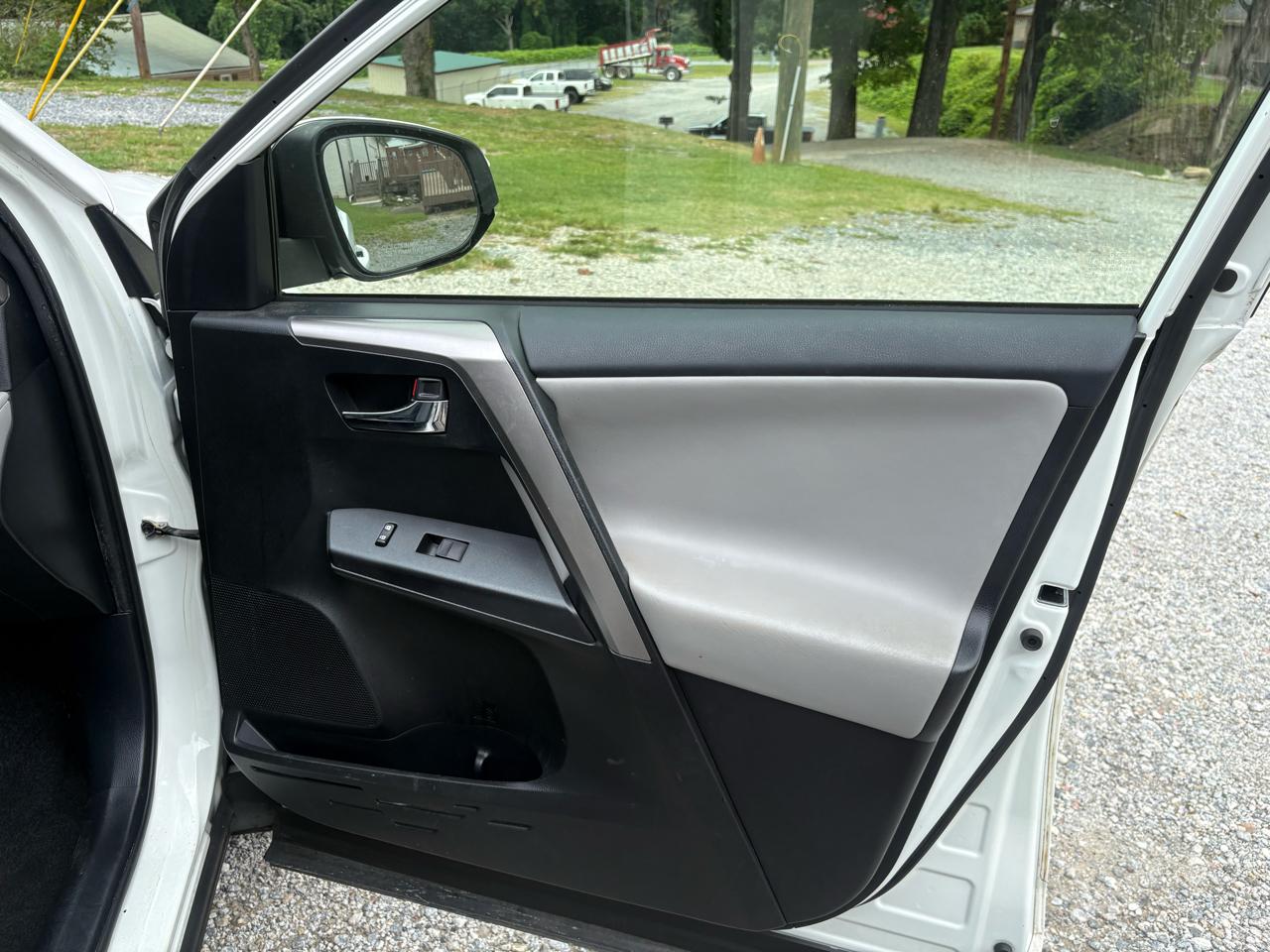 Toyota RAV4 XLE FWD 2018