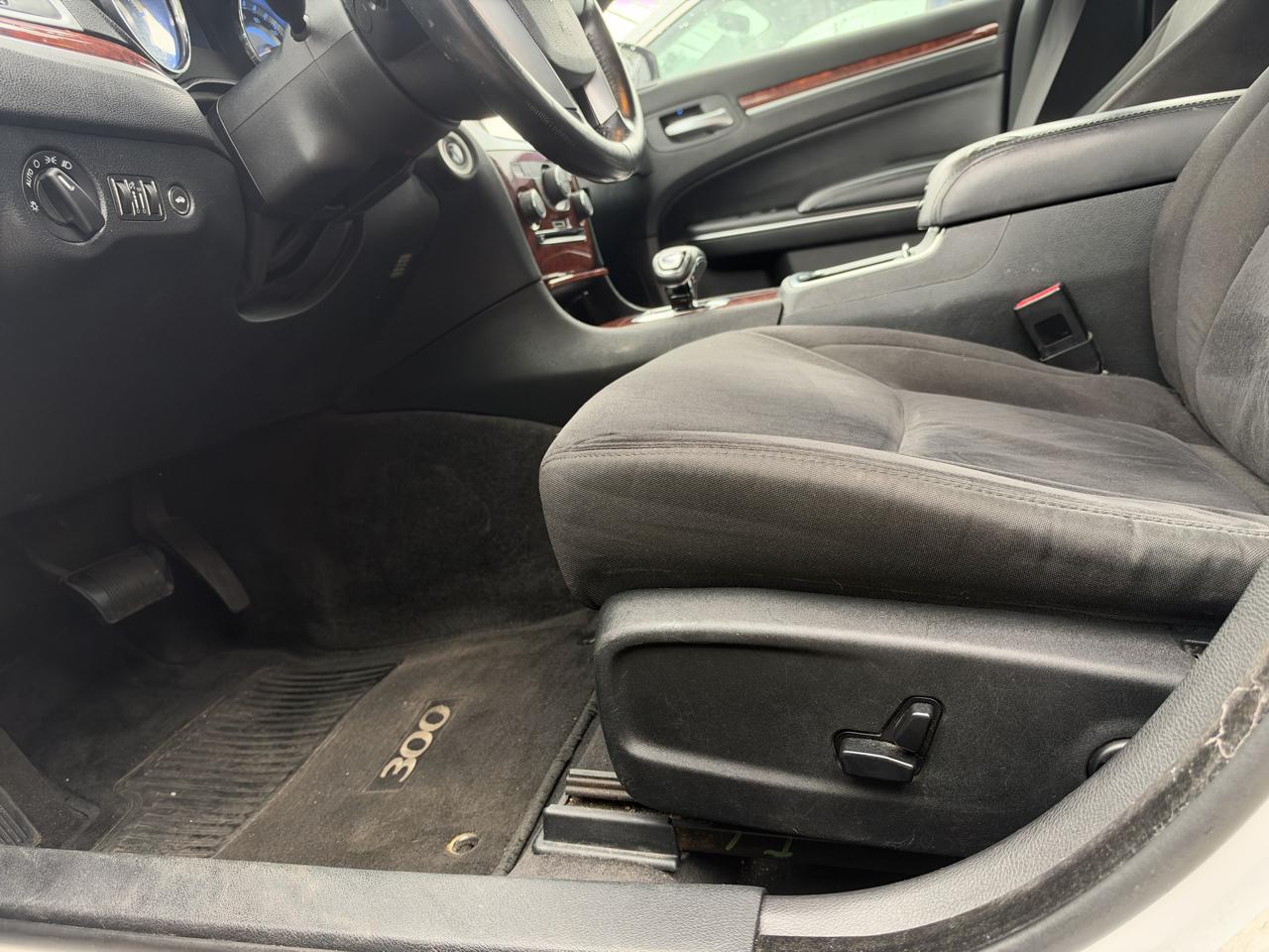 Chrysler 300 Base 2012