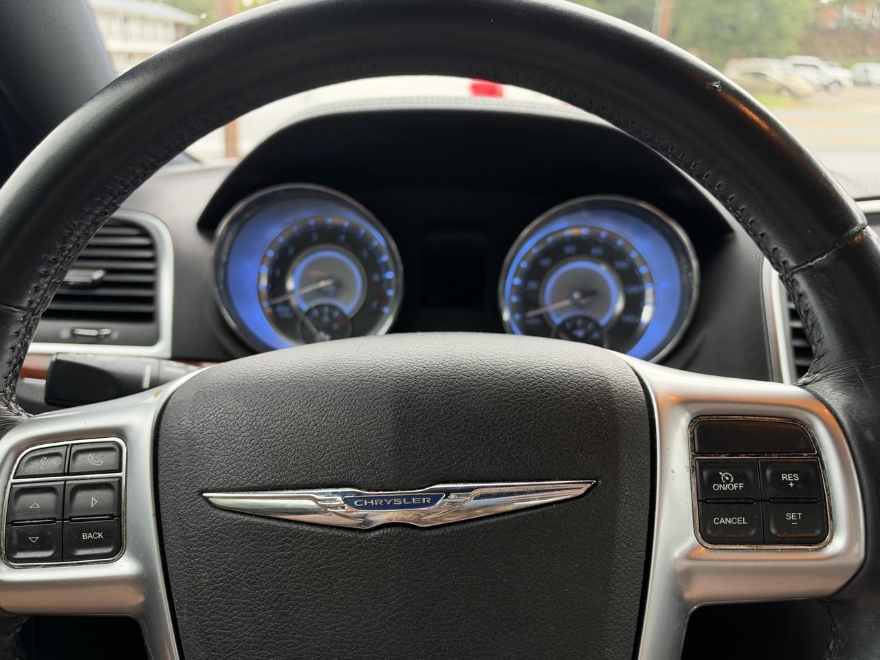 Chrysler 300 Base 2012