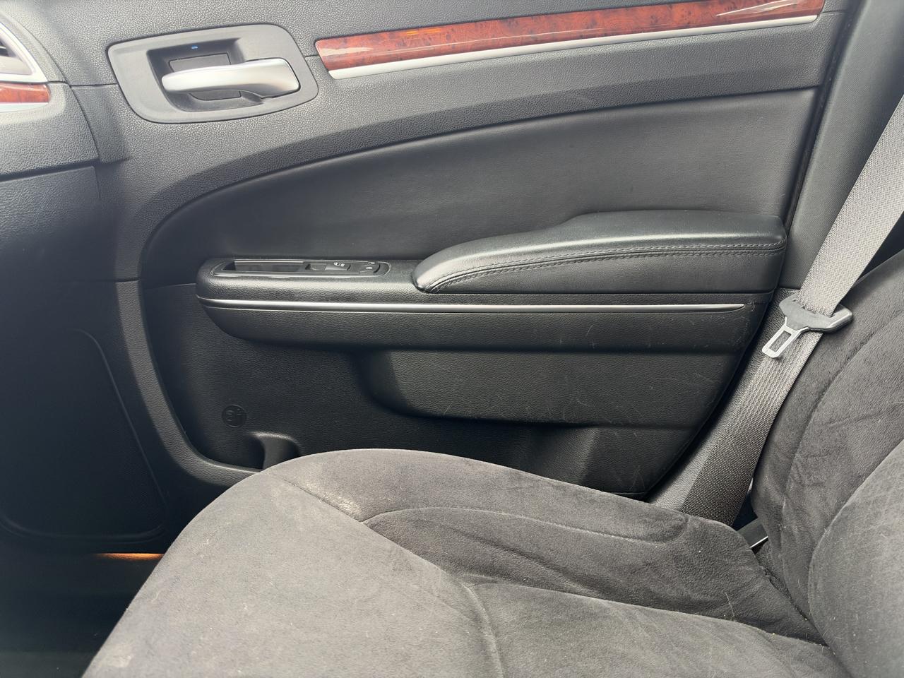 Chrysler 300 Base 2012
