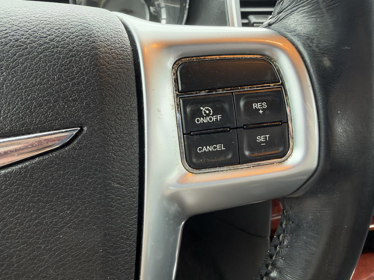 Chrysler 300 Base 2012