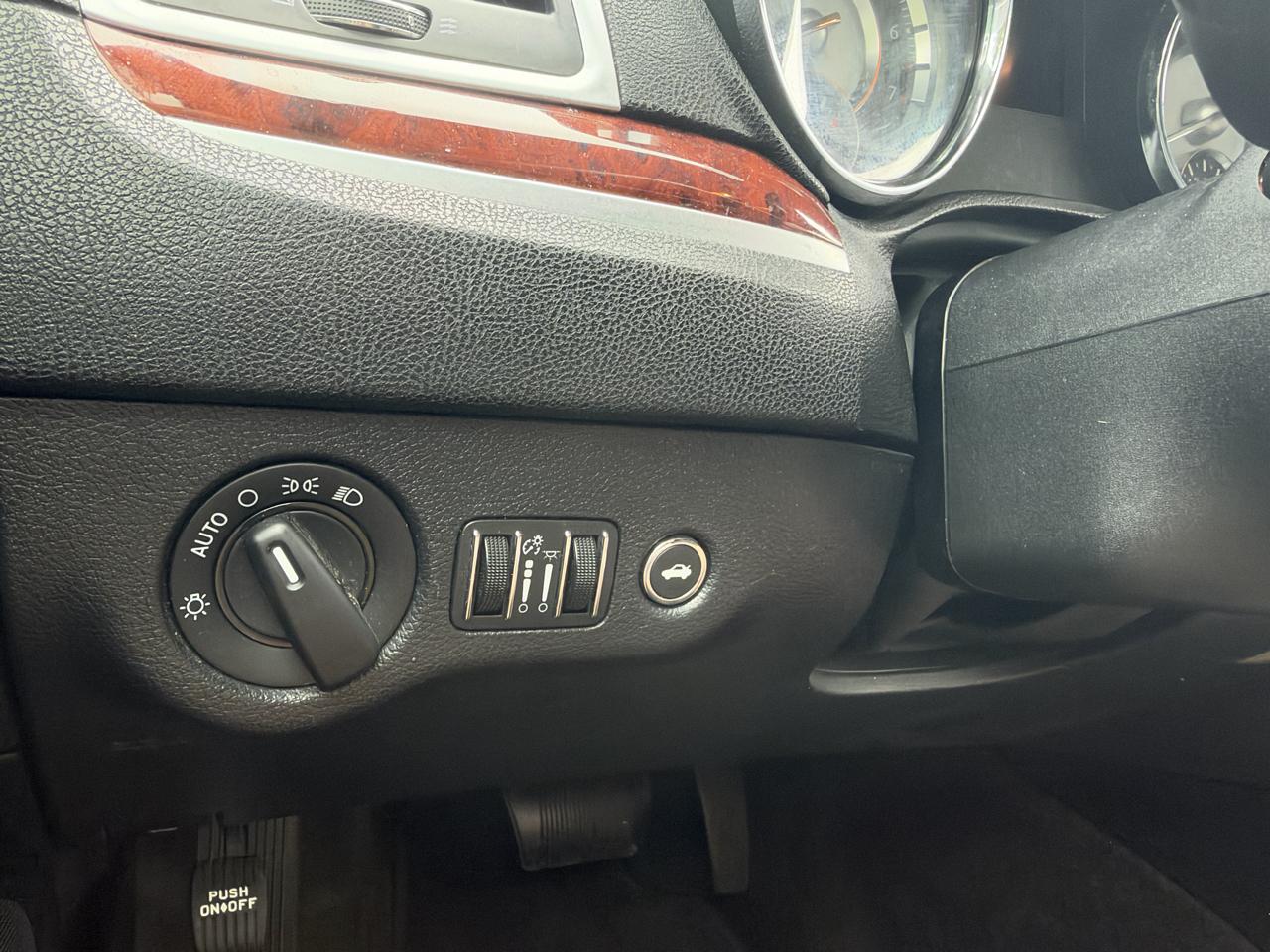 Chrysler 300 Base 2012