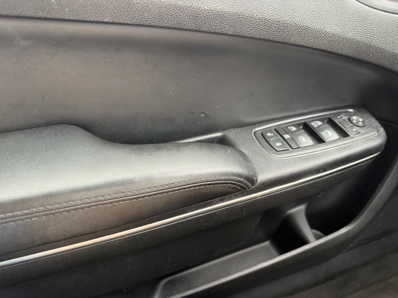 Chrysler 300 Base 2012