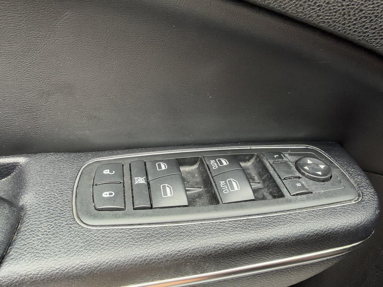 Chrysler 300 Base 2012