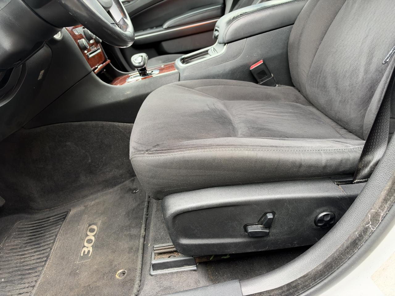 Chrysler 300 Base 2012