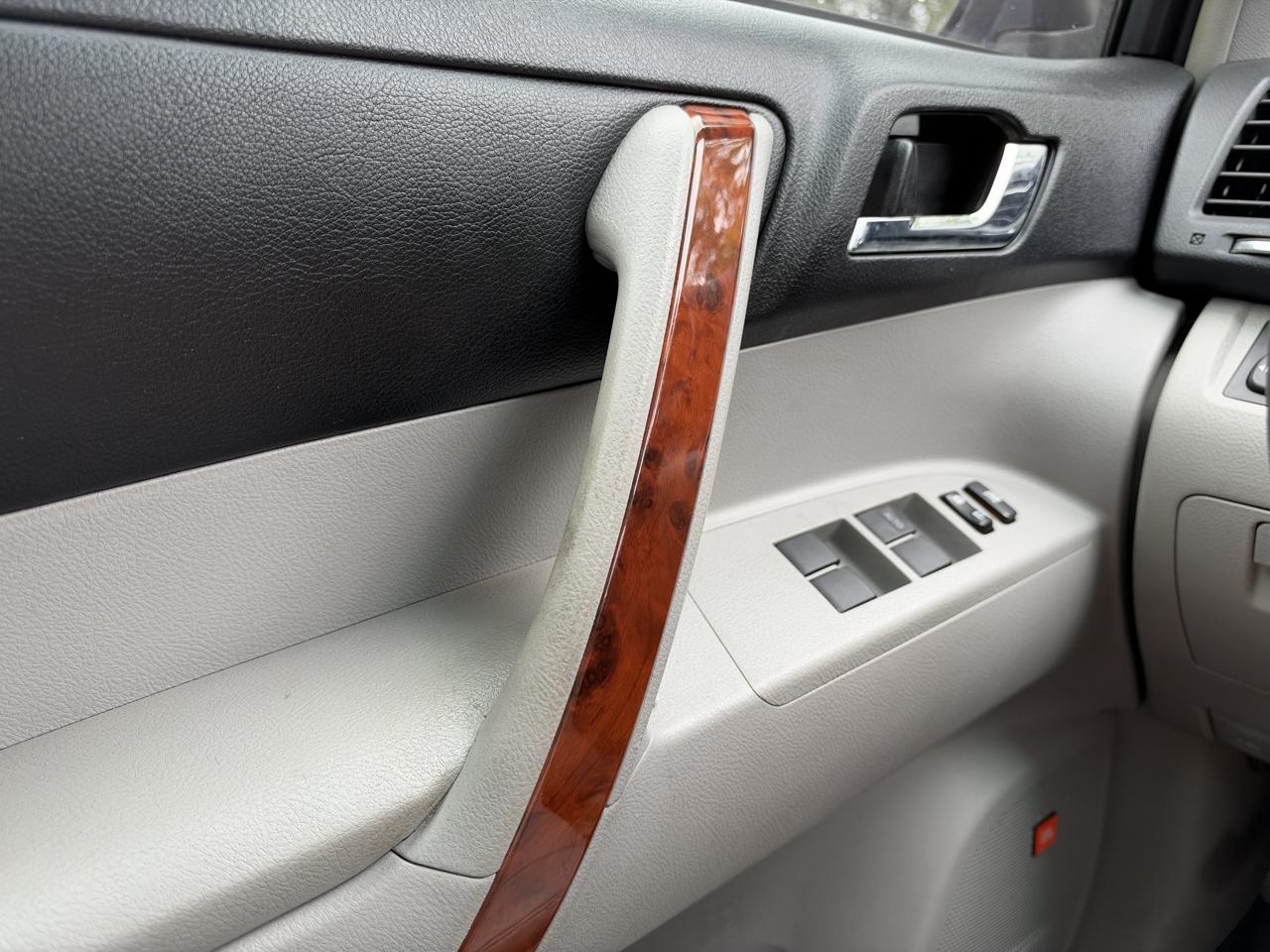 Toyota Highlander Limited 2WD 2012