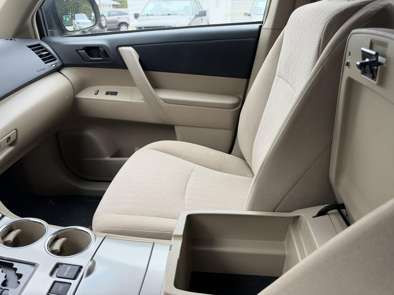 Toyota Highlander Base 2WD V6 2013