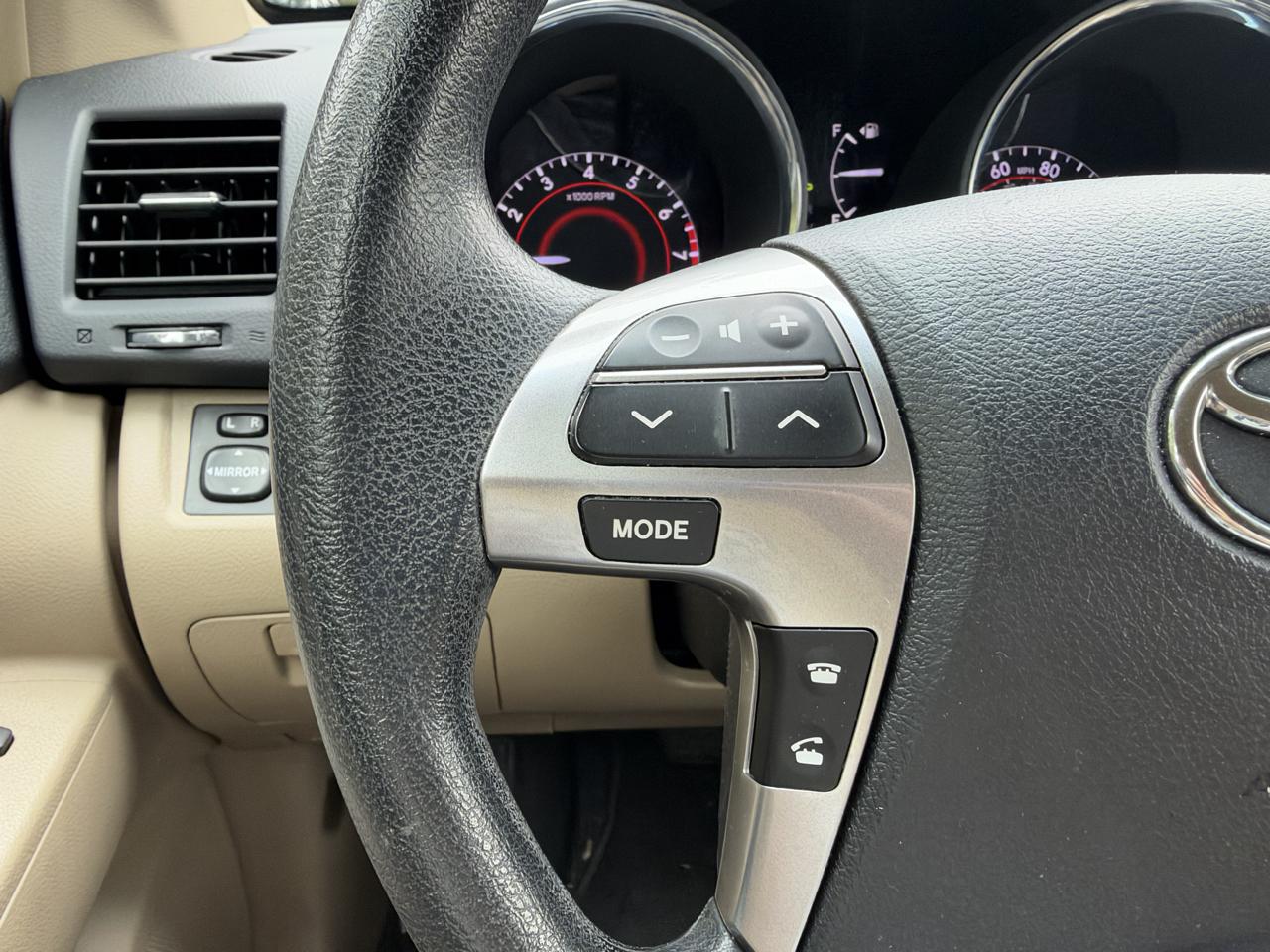 Toyota Highlander Base 2WD V6 2013