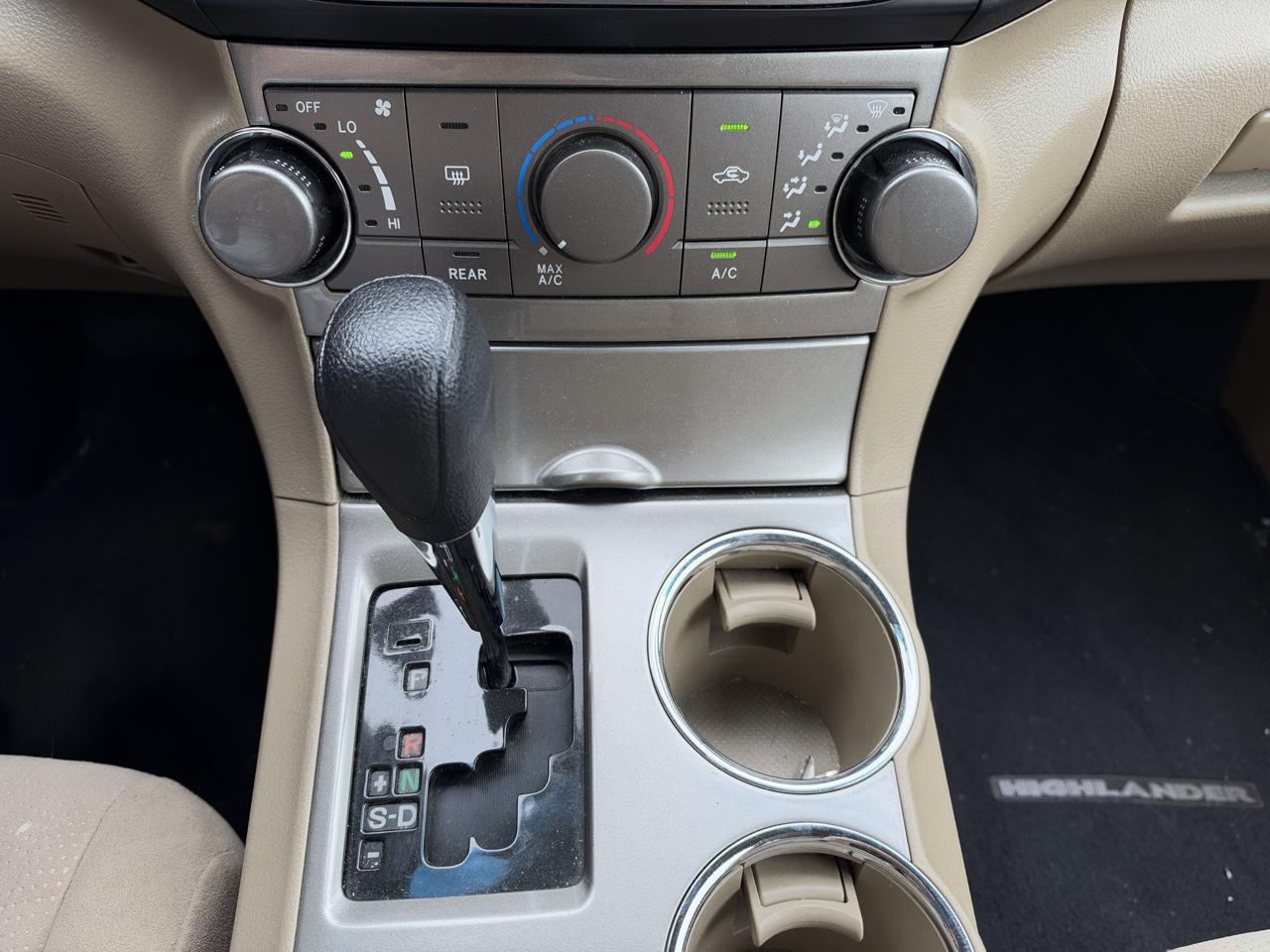 Toyota Highlander Base 2WD V6 2013