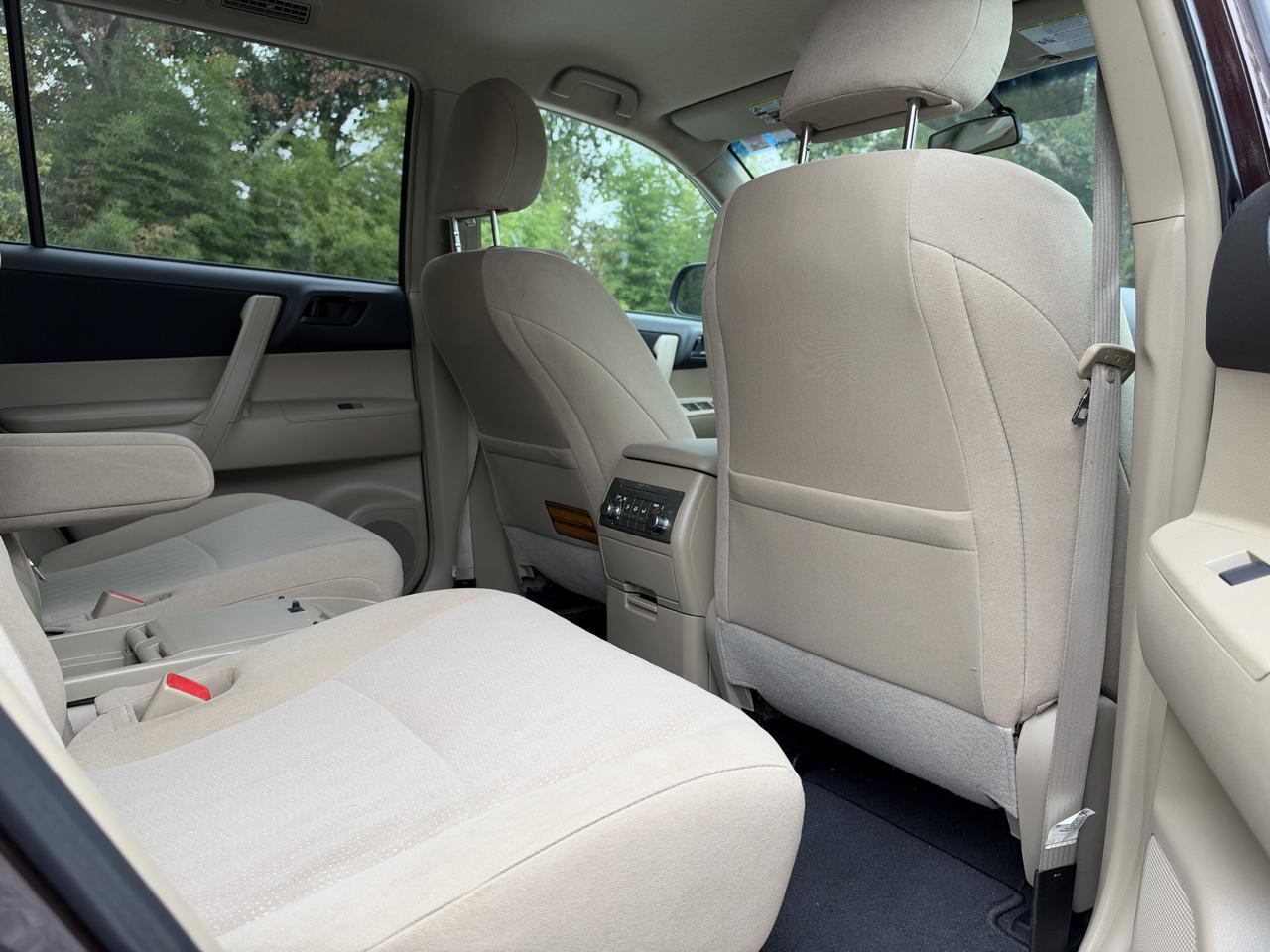 Toyota Highlander Base 2WD V6 2013