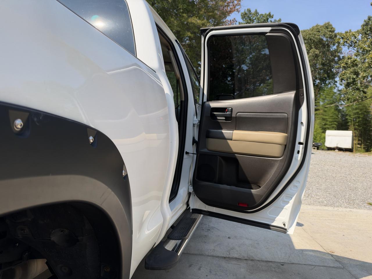 Toyota Tundra Tundra-Grade Double Cab 4.6L 2WD 2011