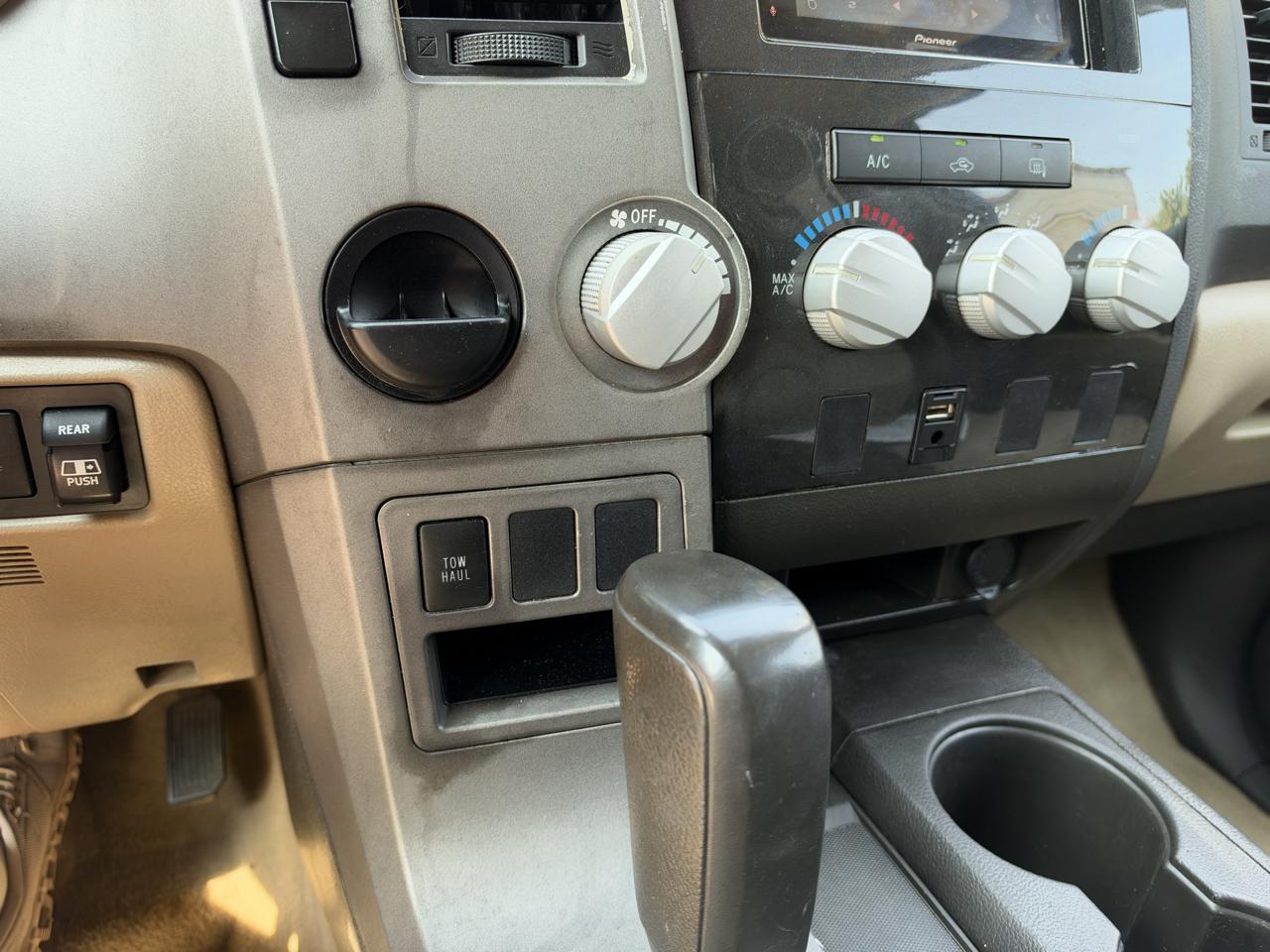 Toyota Tundra Tundra-Grade Double Cab 4.6L 2WD 2011