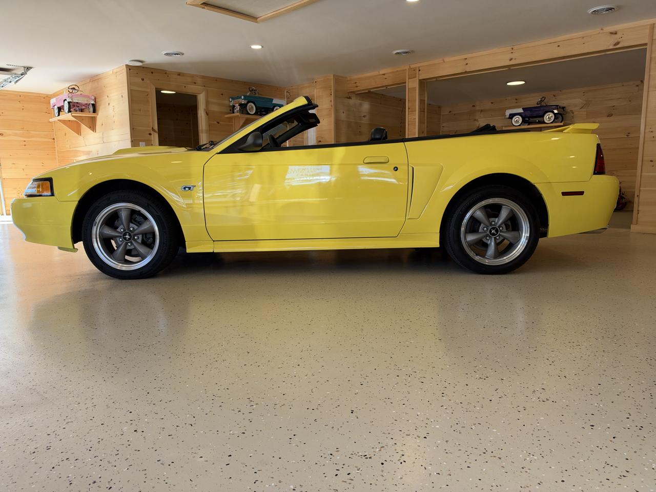 Ford Mustang GT Deluxe Convertible 2001
