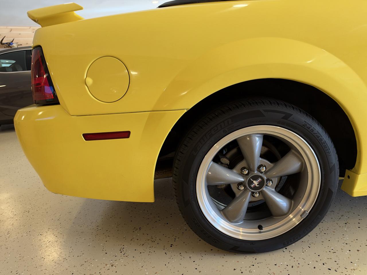 Ford Mustang GT Deluxe Convertible 2001