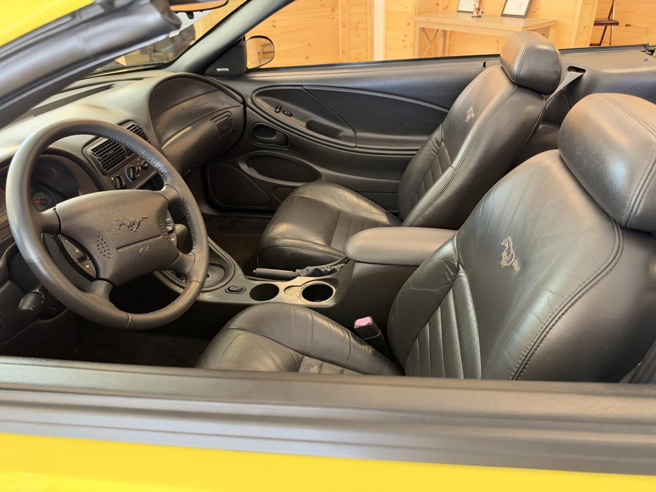 Ford Mustang GT Deluxe Convertible 2001