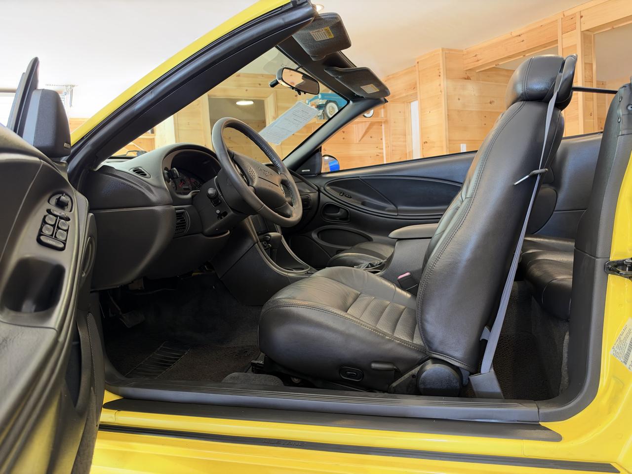 Ford Mustang GT Deluxe Convertible 2001