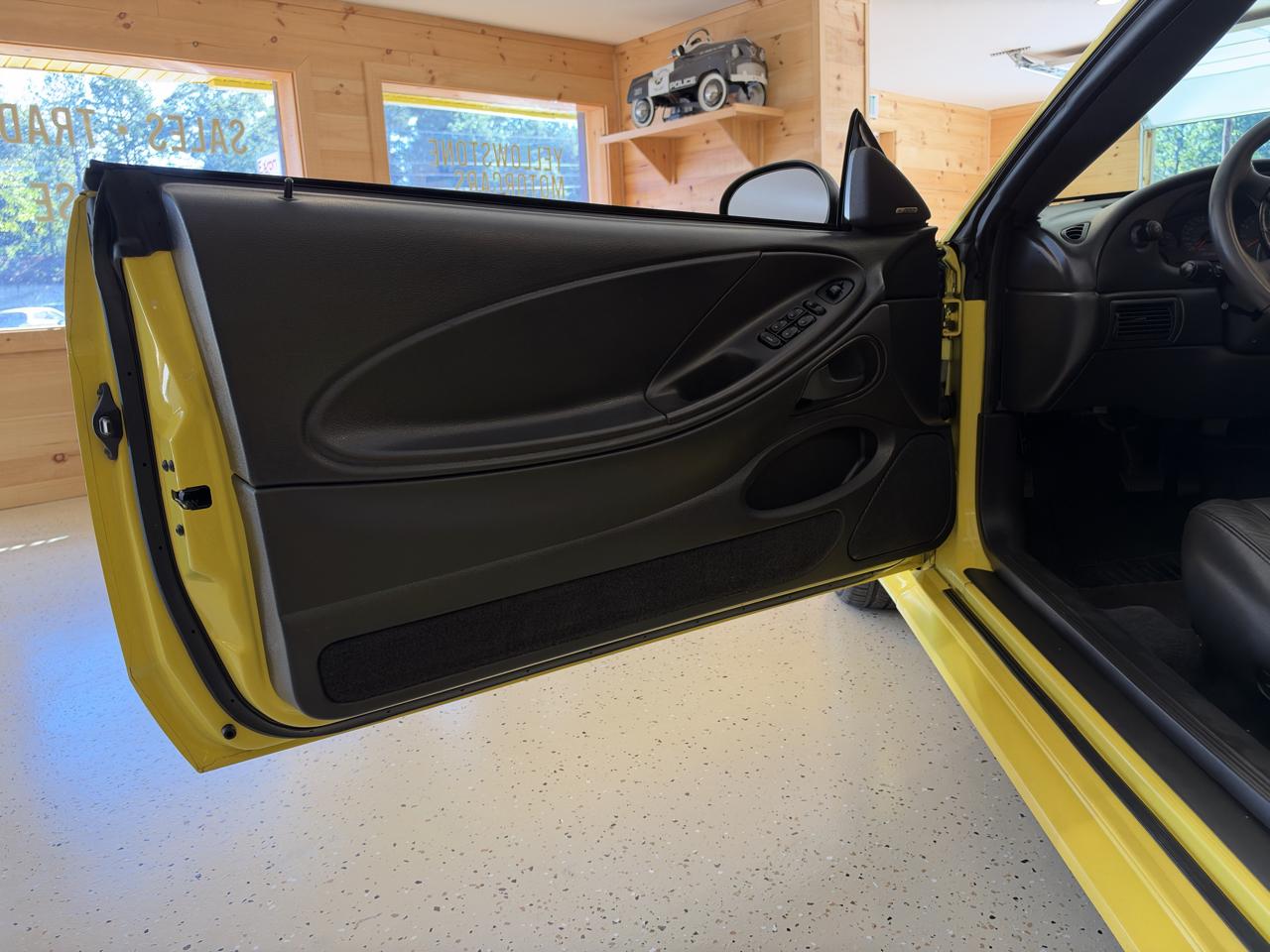 Ford Mustang GT Deluxe Convertible 2001