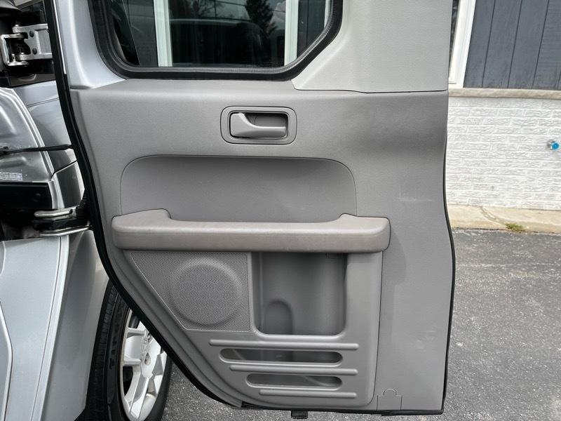 Honda Element LX 2WD AT 2011