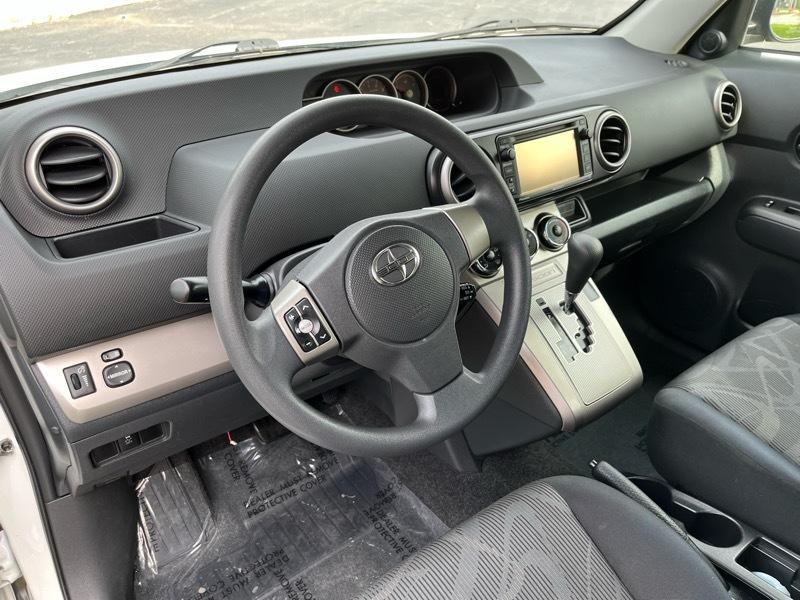 Scion xB 5-Door Wagon 5-Spd MT 2015
