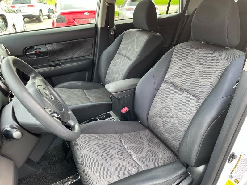Scion xB 5-Door Wagon 5-Spd MT 2015