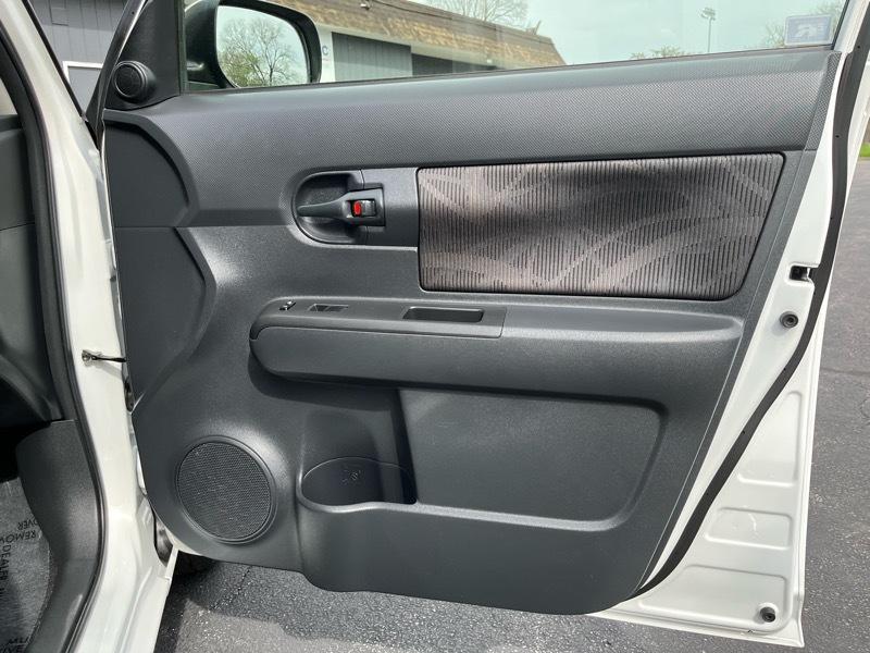 Scion xB 5-Door Wagon 5-Spd MT 2015