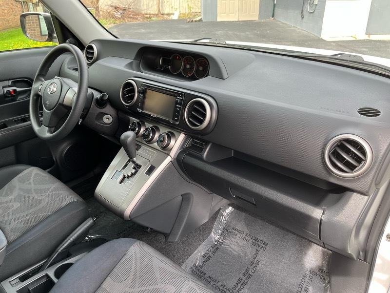 Scion xB 5-Door Wagon 5-Spd MT 2015