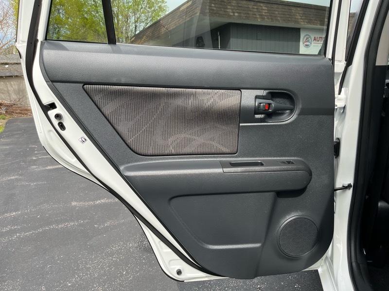 Scion xB 5-Door Wagon 5-Spd MT 2015