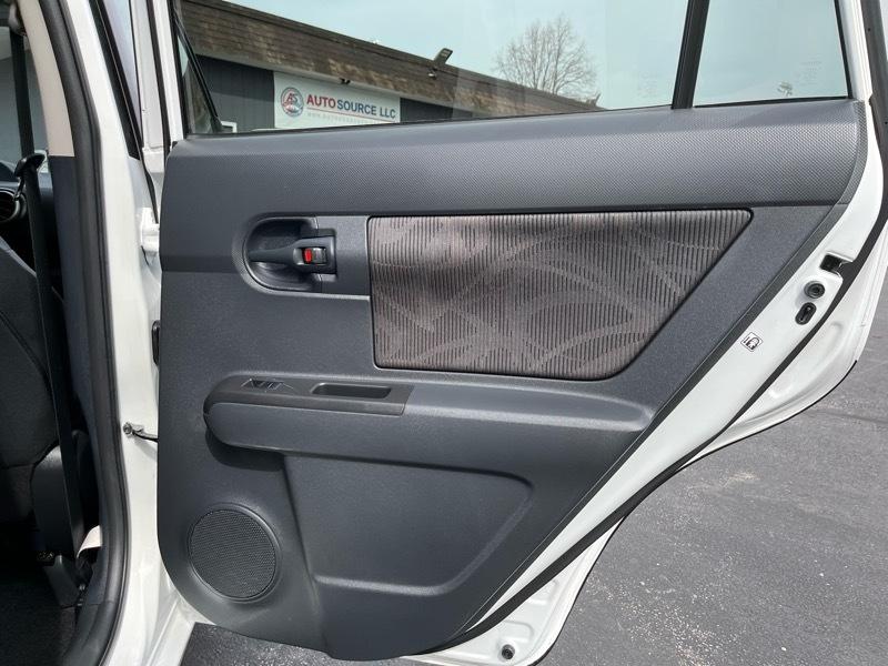 Scion xB 5-Door Wagon 5-Spd MT 2015