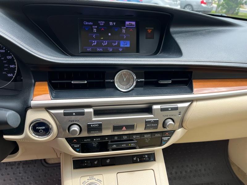 Lexus ES 300h Sedan 2013