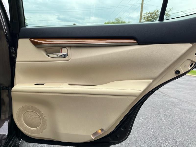 Lexus ES 300h Sedan 2013