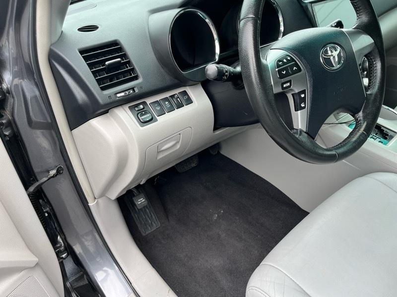 Toyota Highlander Base 4WD 2011