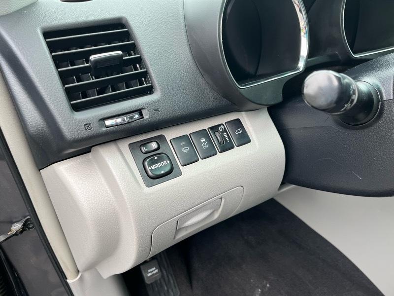 Toyota Highlander Base 4WD 2011