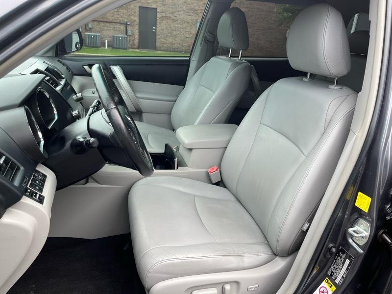 Toyota Highlander Base 4WD 2011
