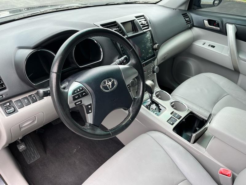 Toyota Highlander Base 4WD 2011