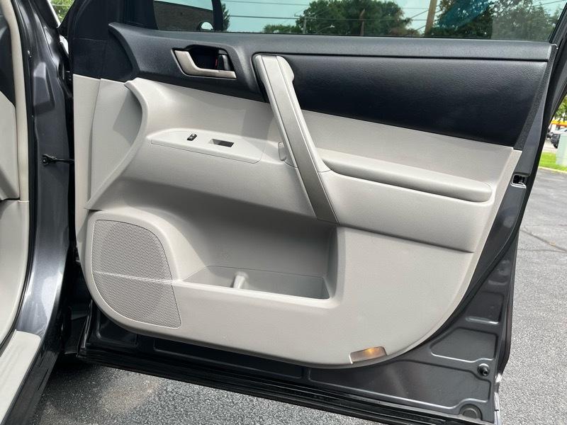 Toyota Highlander Base 4WD 2011