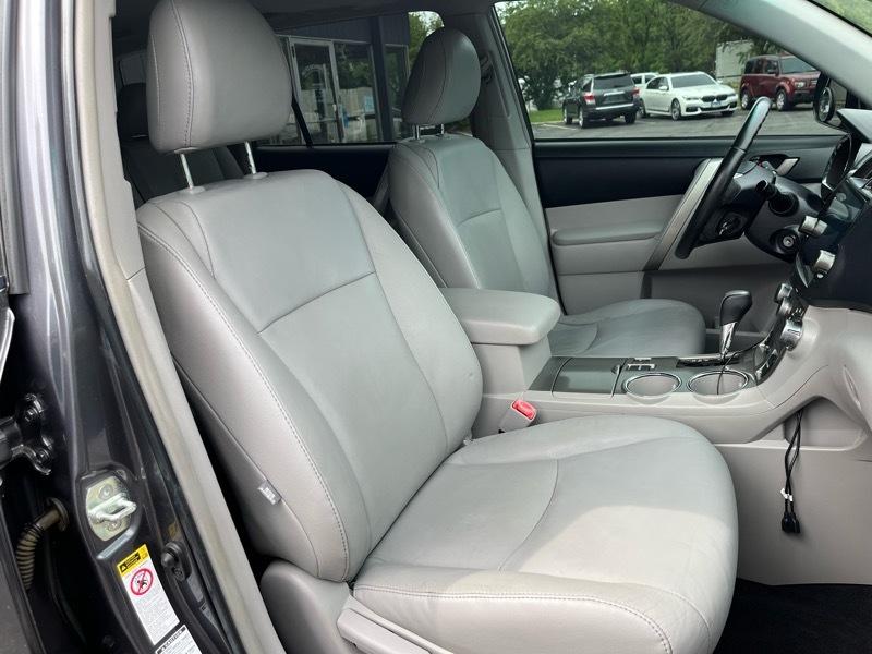 Toyota Highlander Base 4WD 2011