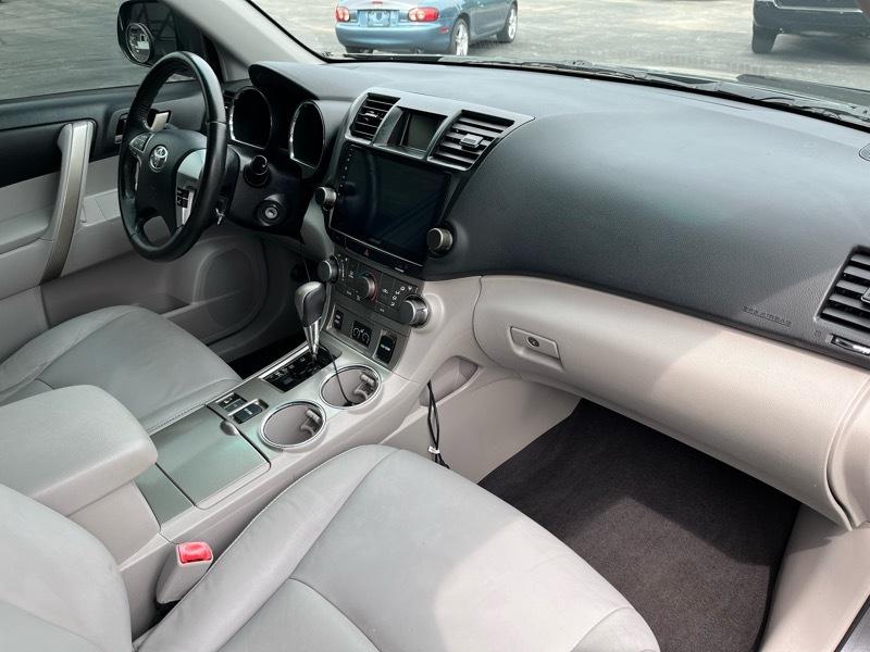 Toyota Highlander Base 4WD 2011