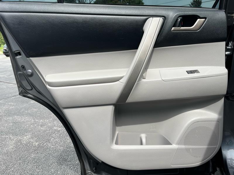 Toyota Highlander Base 4WD 2011