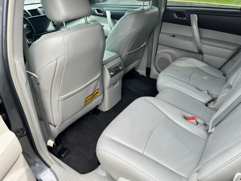 Toyota Highlander Base 4WD 2011