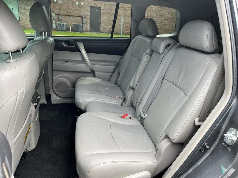 Toyota Highlander Base 4WD 2011
