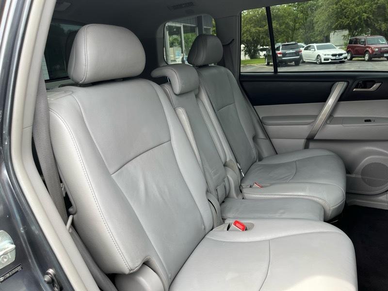 Toyota Highlander Base 4WD 2011