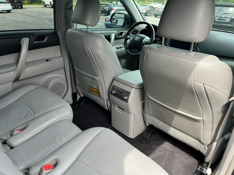 Toyota Highlander Base 4WD 2011