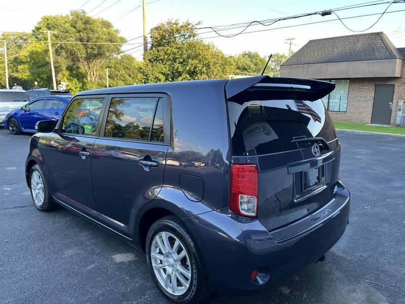 Scion xB 5-Door Wagon 5-Spd MT 2012