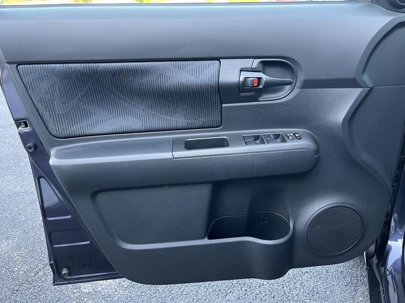Scion xB 5-Door Wagon 5-Spd MT 2012
