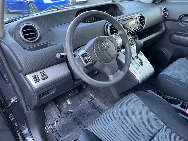 Scion xB 5-Door Wagon 5-Spd MT 2012