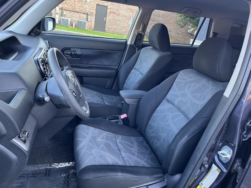 Scion xB 5-Door Wagon 5-Spd MT 2012